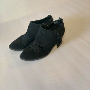 Womens AZ Bellow Black Tassel Ankle Bootie w/ Toe stitching and side zip, Sz 6.5